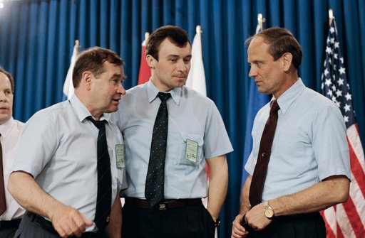 Astronaut Thagard and fellow Mir 18 crewmembers chat at JSC