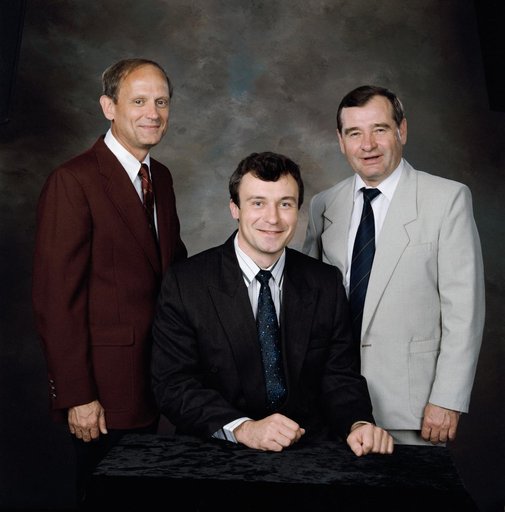 Group portrait of Mir 18 crew members