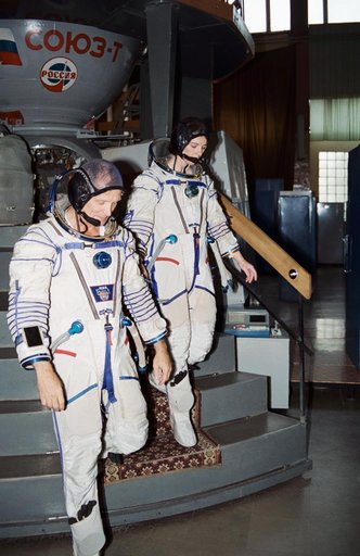 STS-71 astronauts training in Russia
