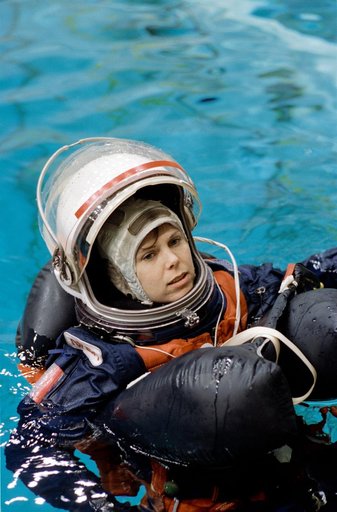 Astronaut Mary Ellen Weber deploys life raft during bailout training