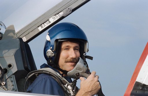 STS-73 crewmembers prepare for flight in T-38 aircraft