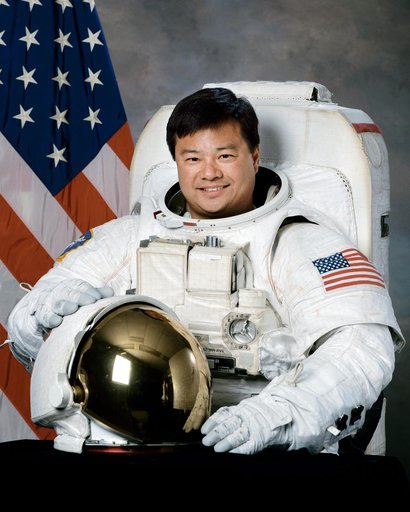 Official portrait of Leroy Chiao in EMU suit