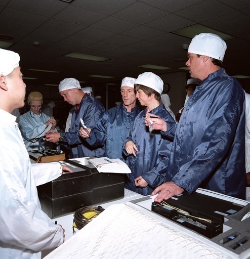 STS-99 crew conducts a bench review in USA building 1