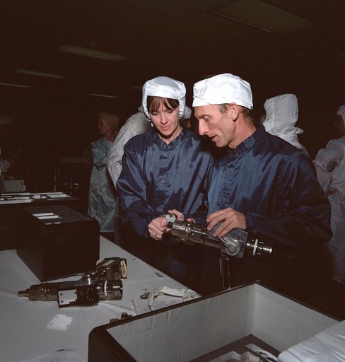 STS-99 crew conducts a bench review in USA building 1