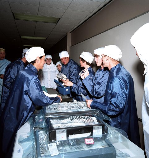 STS-99 crew conducts a bench review in USA building 1