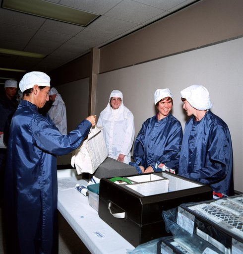 STS-99 crew conducts a bench review in USA building 1