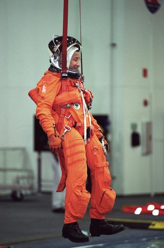 STS-101 preflight water survival bailout training at the NBL