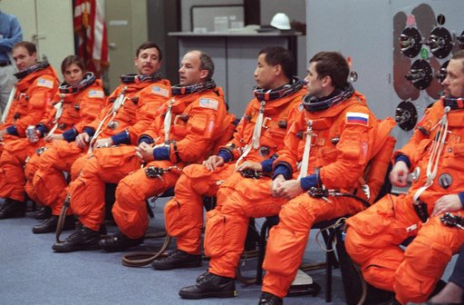 STS-101 crew participates in bailout training in Building 9