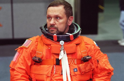 STS-101 crew participates in bailout training in Building 9
