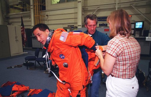 STS-101 crew participates in bailout training in Building 9