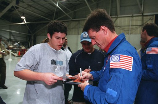 STS-103 crew return at building 990, Ellington Field