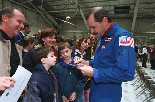 STS-103 crew return at building 990, Ellington Field