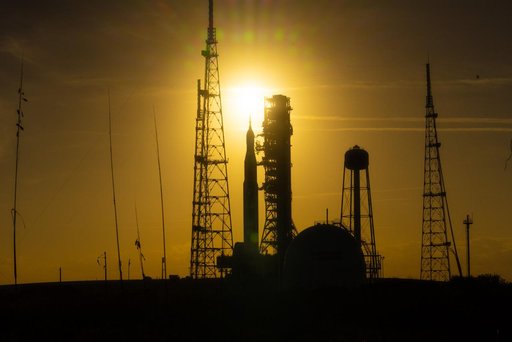 SLS_KSC_Artemis II Rollout sunset 1172026_36