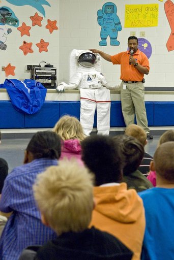Stennis visits Lake Cormorant school