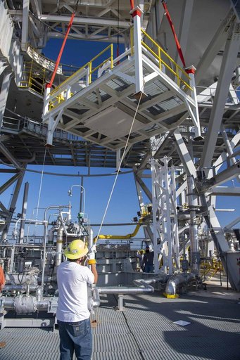 NASA Stennis Crews Continue Exploration Upper Stage Preparations