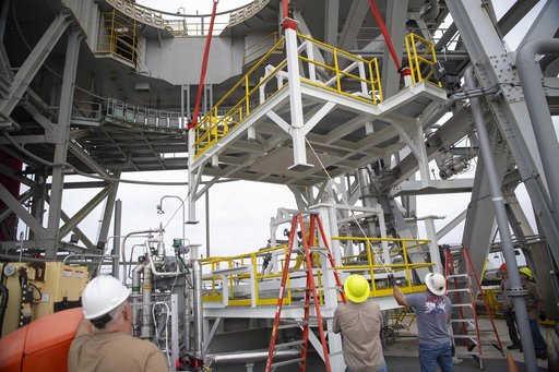 NASA Stennis Crews Continue Exploration Upper Stage Preparations