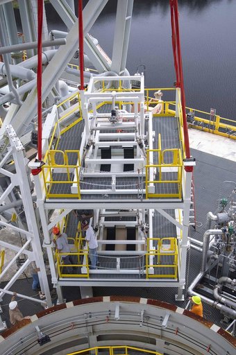 NASA Stennis Crews Continue Exploration Upper Stage Preparations