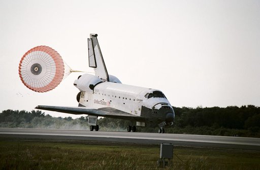 STS-52 Columbia, Orbiter Vehicle (OV) 102, lands on runway 33 at KSC SLF