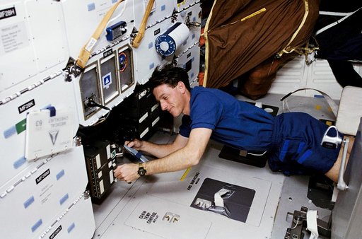 Astronaut Michael Foale checks on SSCE on middeck