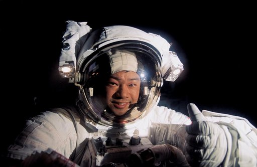 Payload bay activity during second EVA of STS-72 mission