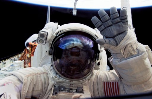 Payload bay activity during second EVA of STS-72 mission
