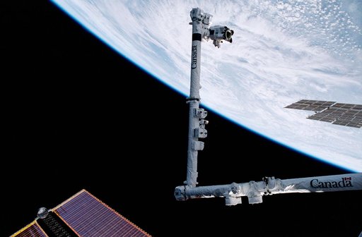 View of the SSRMS against an Earth limb during STS-100