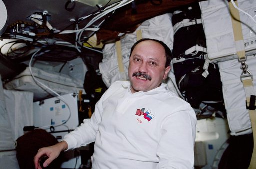 Crewmember activity in the orbiter middeck