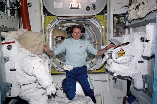 MS Gernhardt between two EMUs in the Quest airlock