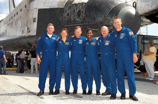 STS-121Crew Portrait in front of orbiter after landing