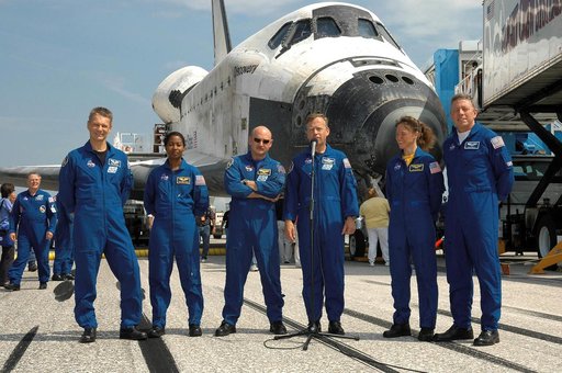 STS-121Crew Portrait in front of orbiter after landing