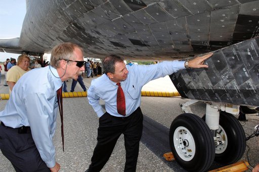 Griffen and Gerstenmaier inspect the orbiter Discovery after the STS-121 landing