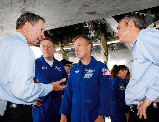 Griffen and Geveden talk with STS-121 crewmembers after landing