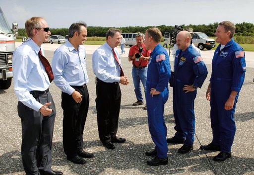 Gerstenmaier, Griffen, Geveden talk with STS-121 crewmembers after landing
