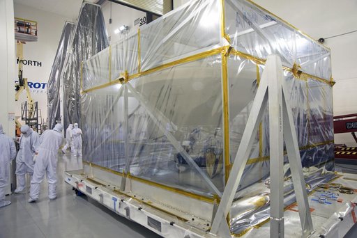 InSight Spacecraft Uncrating, Removal from Container, Lift Heat