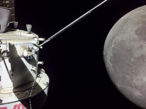 Orion Approaches Moon for Return Powered Flyby