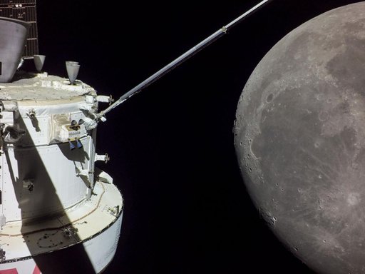 Orion Approaches Moon for Return Powered Flyby