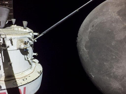 Orion Approaches Moon for Return Powered Flyby