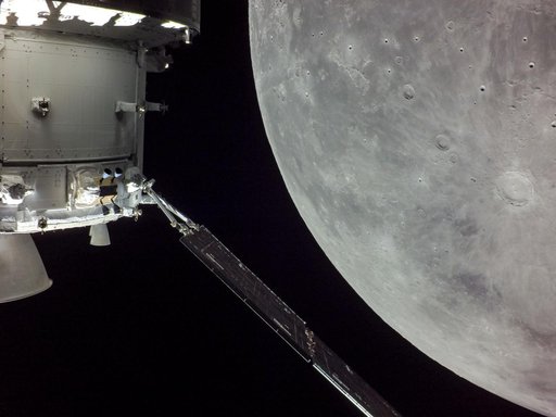 Orion Approaches Moon for Return Powered Flyby