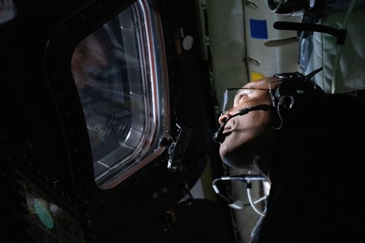 Lunar Flyby Observations – NASA astronaut Victor Glover