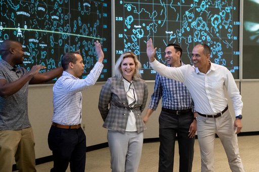 astronaut-candidates-cheer-after-swearing-in-ceremony_51817953647_o