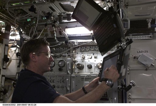 Culbertson uses a PDA in the U.S. Laboratory during Expedition Three