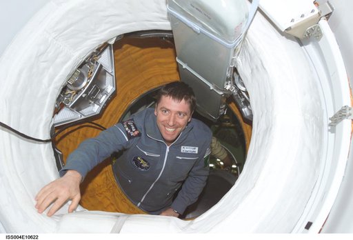 Soyuz 4 FE-1 Vittori enters the ISS during Expedition Four