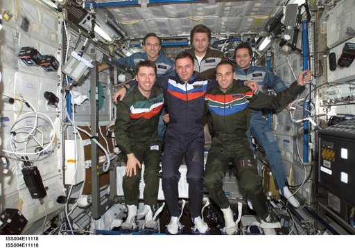Soyuz 4 taxi-3 flight and Expedition Four crews pose for group photo in U.S. Lab