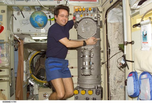Bursch poses next to the Elektron oxygen generator in the SM during Expedition Four