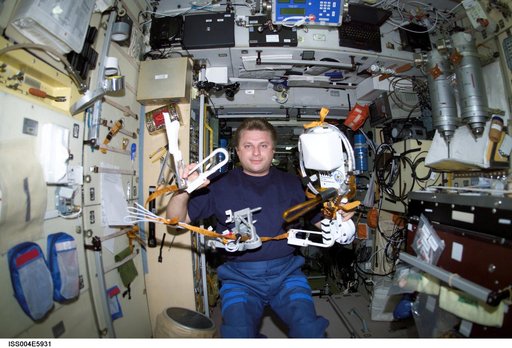 Onufrienko holds the Amateur Radio (HAM) WA3 Antenna Assembly, Expedition Four