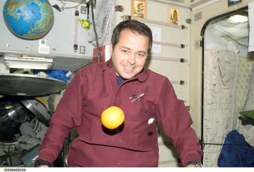 Bursch with fresh fruit in the Zvezda SM, Expedition Four