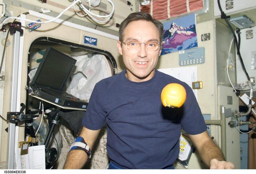 Walz with fresh fruit in the Zvezda SM, Expedition Four