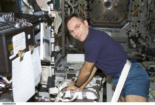Walz practices CPR in the U.S. Laboratory during Expedition Four