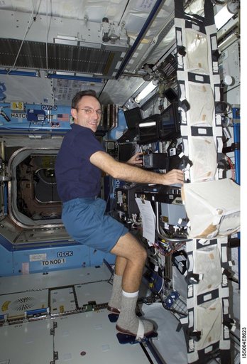 Walz works with SSRMS controls in the U.S. Laboratory during Expedition Four