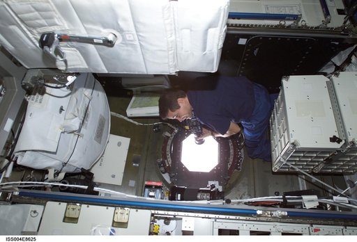 Bursch takes Earth OBS photos from U.S. Laboratory window during Expedition Four